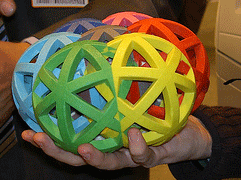 esferas de diferestes colores entrelazadas creando una esfera multicolor