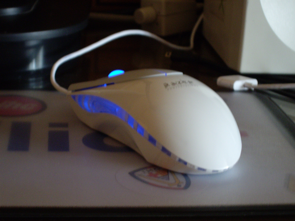 imagen de un raton de ordenador sobre una mesa