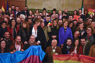 La presidenta de la Junta, Susana Díaz, posa en el Parlamento de Andalucía, tras la aprobación de la Ley para garantizar los derechos, la igualdad de trato y no discriminación de las personas LGTBI, con representantes de estos colectivos y diputados de los grupos políticos andaluces.