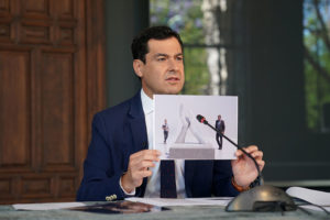 Moreno sostiene una imagen de la propuesta de monumento.