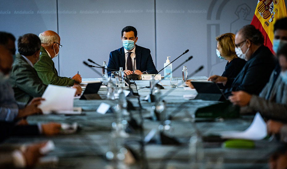 El presidente Juanma Moreno presidiendo la reunión del comité de expertos.