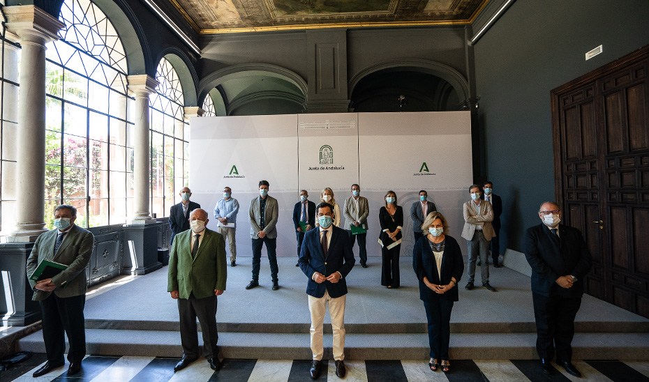 Los integrantes del comité de expertos posan en el Salón de los Espejos del Palacio de San Telmo.