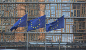 Banderas de la UE ante la Comisión Europea.