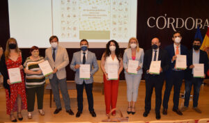 Rocío Ruiz, junto a otros responsables y asistentes en Córdoba a la presentación de la guía de buenas prácticas.