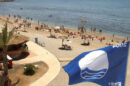 Bandera azul en una playa andaluza. (Foto EFE)