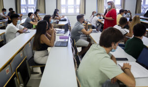 Alumnos de la Universidad Pablo de Olavide asisten de forma presencial a una clase. (Foto Universidad Pablo de Olavide)