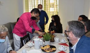 La consejera de Igualdad, Rocío Ruiz, durante su visita a un recurso para personas sin hogar en Huelva.