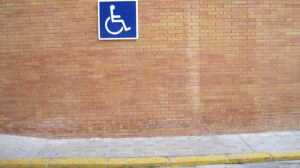 Plaza de estacionamiento reservada a vehículos de movilidad reducida.
