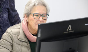 Una mujer consulta la información de Internet a través de la pantalla de un ordenador.