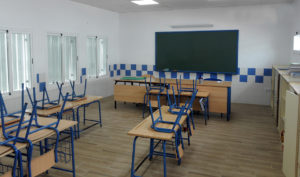 Aula de un centro escolar andaluz cerrado por el estado de alarma decretado en todo el país por el Covid-19.