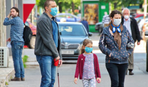 Una familia camina con mascarillas por la pandemia de Covid-19.
