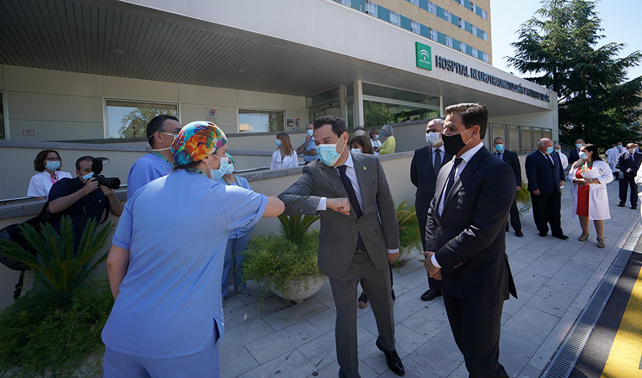 El presidente de la Junta saluda a los trabajadores del Hospìtal Virgen de las Nieves, de Granada.