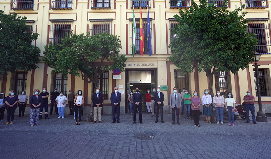 El presidente andaluz, entre otras autoridades, en el homenaje a las víctimas de Úbeda.