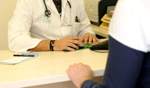 Un médico de atención primaria atiende a un paciente en la consulta.