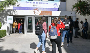 Estudiantes de la Facultad de Ciencias de la Salud de Granada este mismo miércoles (Foto: EFE/Miguel Ángel Molina)