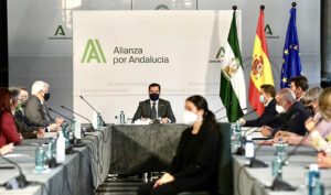 El presidente de la Junta, Juanma Moreno, preside la reunión con los representantes de CERMI.