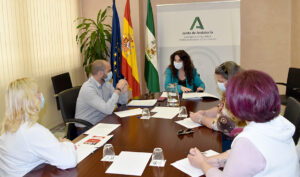 La consejera Rocío Ruiz, durante la reunión con representantes de las trabajadoras de Ayuda a Domicilio.