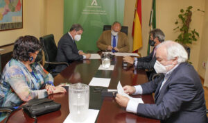 Momento de la firma del convenio entre los responsables del SAS y los del Consejo Andaluz de Colegios de Enfermería (CAE).