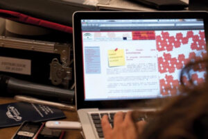 Una trabajadora, ante su ordenador.