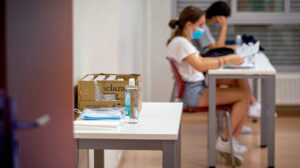 Estudiantes se examinan el pasado año para el acceso a la universidad con mascarillas y gel hidroalcohólico por el Covid-19 (Foto: EFE).