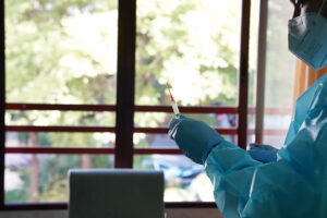 Una enfermera prepara una dosis para administrar la vacuna.