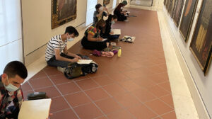 Participantes en una actividad organizada en el Museo de Bellas Artes de Sevilla.