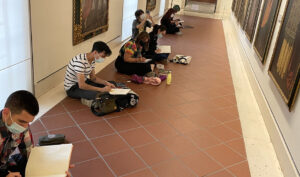 Participantes en una actividad organizada en el Museo de Bellas Artes de Sevilla.