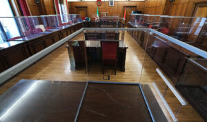 Mamparas instaladas en las salas de vista de los juzgados para proteger frente al Covid-19.
