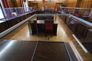 Mamparas instaladas en las salas de vista de los juzgados para proteger frente al Covid-19.