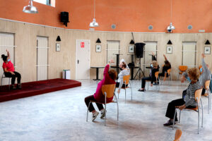 Varias personas hacen ejercicios en un Centro de Participación Activa para mayores.