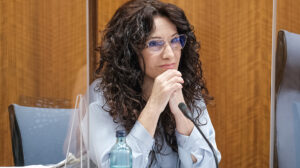 La consejera de Igualdad, Rocío Ruiz, durante la comisión parlamentaria.