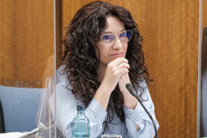 La consejera de Igualdad, Rocío Ruiz, durante la comisión parlamentaria.