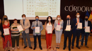Rocío Ruiz, junto a otros responsables y asistentes en Córdoba a la presentación de la guía de buenas prácticas.