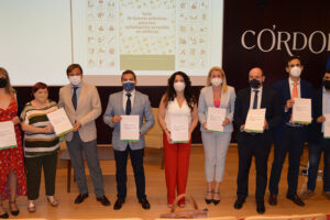 Rocío Ruiz, junto a otros responsables y asistentes en Córdoba a la presentación de la guía de buenas prácticas.