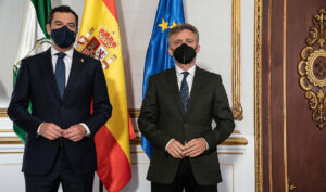 El presidente, Juanma Moreno, al recibir al portavoz parlamentario del PSOE andaluz, José Fiscal.