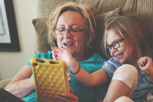 El estudio sitúa a las familias como las mejores alternativas a los centros residenciales para el desarrollo psicosocial de los menores.