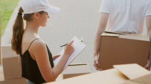 Consumo Responde ofrece recomendaciones a jóvenes para alquilar un piso o contratar una mudanza.