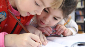 Dos niñas de corta edad dibujando.