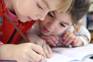 Dos niñas de corta edad dibujando.