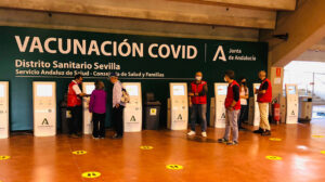 Acceso al dispositivo para la vacunación masiva instalado en el estadio de la Cartuja en Sevilla.
