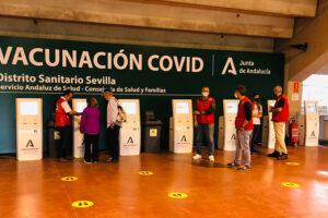 Acceso al dispositivo para la vacunación masiva instalado en el estadio de la Cartuja en Sevilla.