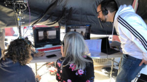 La consejera Patricia del Pozo revisa algunas de las tomas grabadas durante una visita a un set de rodaje.