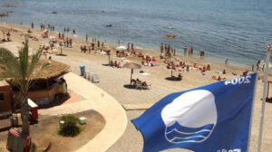 Bandera azul en una playa andaluza. (Foto EFE)