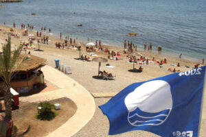 Bandera azul en una playa andaluza. (Foto EFE)