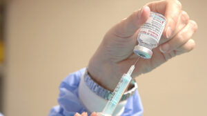 Una enfermera prepara una dosis de la vacuna Moderna para su administración.