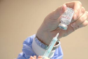 Una enfermera prepara una dosis de la vacuna Moderna para su administración.