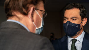 Los presidentes autonómicos Juanma Moreno y Ximo Puig conversan.