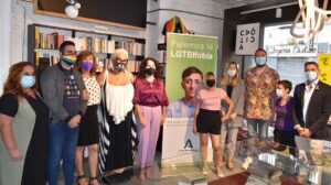 La consejera de Igualdad, Rocío Ruiz, esta tarde presentando la campaña de la Junta contra la LGTBIfobia con representantes del colectivo.