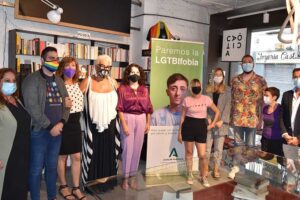 La consejera de Igualdad, Rocío Ruiz, esta tarde presentando la campaña de la Junta contra la LGTBIfobia con representantes del colectivo.