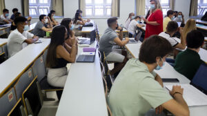 Alumnos de la Universidad Pablo de Olavide asisten de forma presencial a una clase. (Foto Universidad Pablo de Olavide)